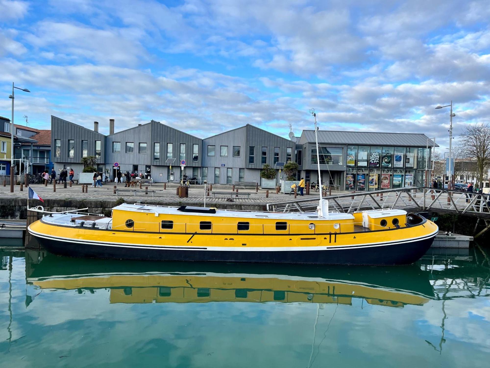 Une Peniche Dans Le Bassin A Flot Du Vieux Port La Rochelle  Exterior foto