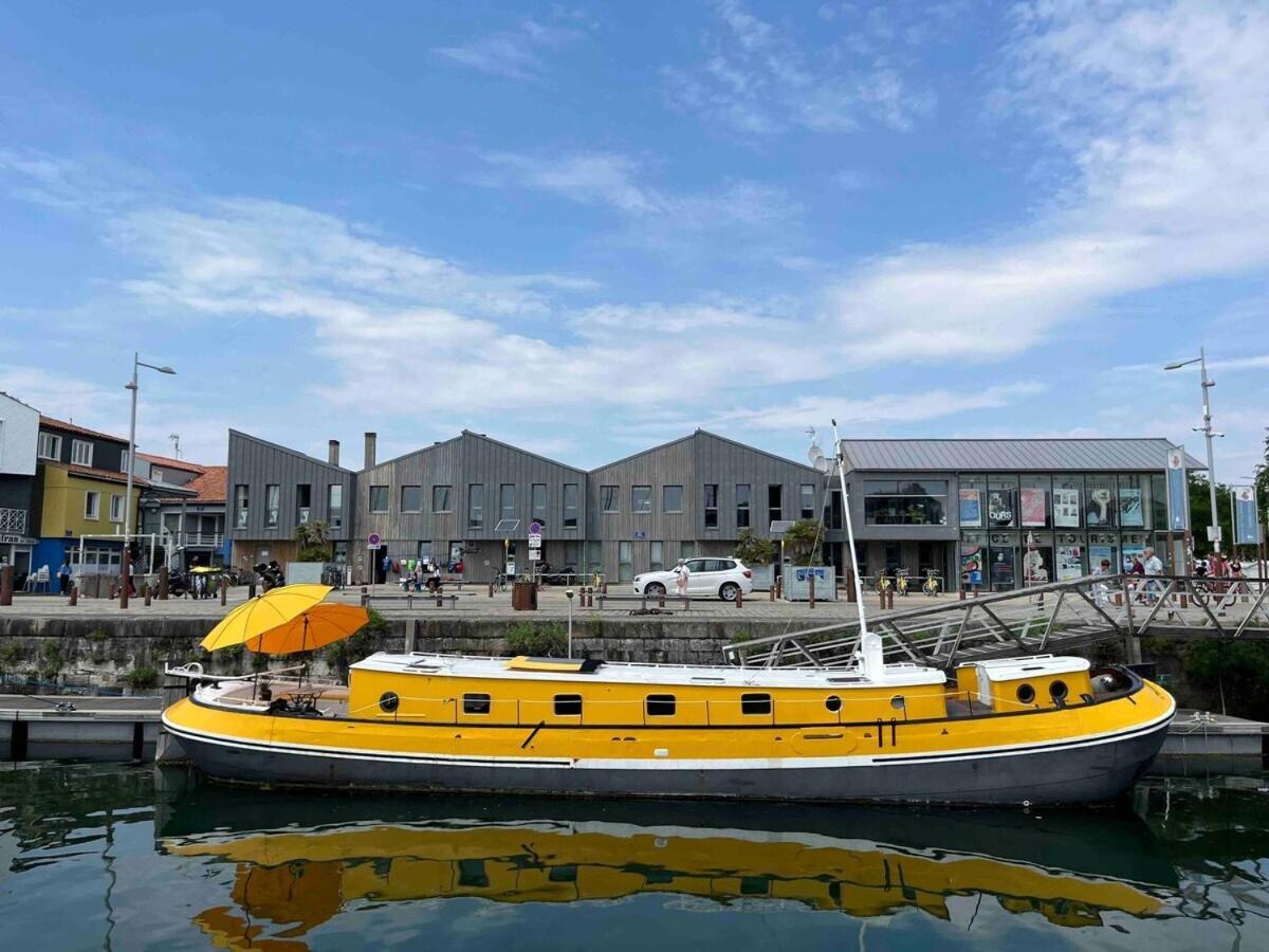 Une Peniche Dans Le Bassin A Flot Du Vieux Port La Rochelle  Exterior foto