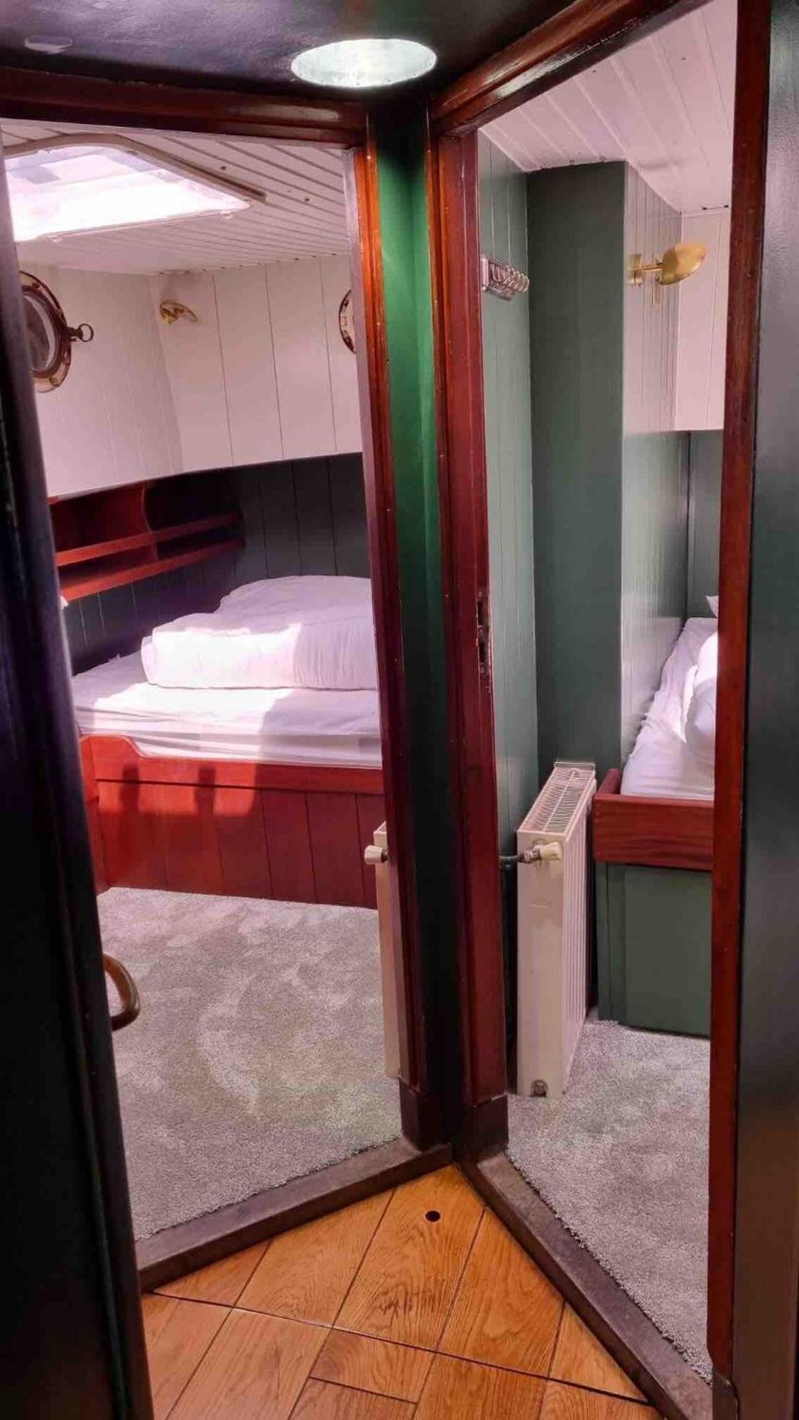 Une Peniche Dans Le Bassin A Flot Du Vieux Port La Rochelle  Exterior foto